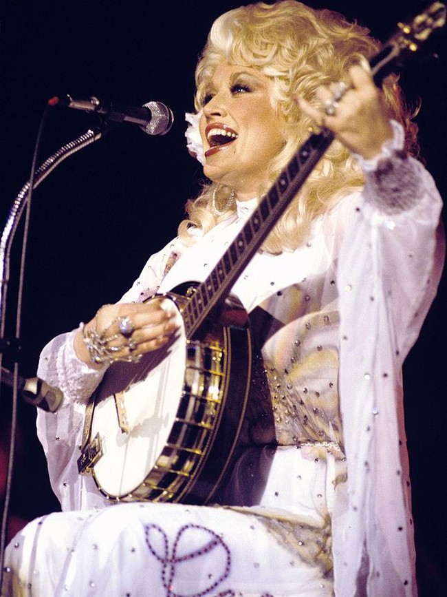Foto: Gaya Ikonis Dolly Parton, Ratu Country Wafat dalam Usia 80 Tahun