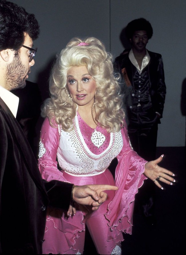 Inilah penampilan Dolly saat menghadiri Grammy Awards pada 1977. Rambut bouffant yang semakin tinggi seiring perjalanan karier menjadi salah satu signature Dolly. Penyanyi yang juga aktris ini bahkan membuat rambutnya terasa seperti bagian dari kostum panggung, besar, dramatis, dan mustahil diabaikan. (Foto: Ron Galella Collection via Getty)