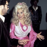 Inilah penampilan Dolly saat menghadiri Grammy Awards pada 1977. Rambut bouffant yang semakin tinggi seiring perjalanan karier menjadi salah satu signature Dolly. Penyanyi yang juga aktris ini bahkan membuat rambutnya terasa seperti bagian dari kostum panggung, besar, dramatis, dan mustahil diabaikan. (Foto: Ron Galella Collection via Getty)