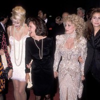 Pada 1989, Dolly Parton yang terkenal lewat tembang seperti 9 to 5, Jolene, dan I Will Always Love You kembali lagi bemain film, kali ini bersama Sally Field dan Julia Roberts. Saat menghadiri pemutaran perdana film bertajuk Steel Magnolias itu,  Dolly memakai gaun penuh detail berkilauan.   (Foto: Ron Galella Collection via Getty/Ron Galella, Ltd.)