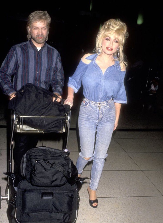 Periode 90-an menandai pula era Dolly dengan denim-on-denim yang kemudian terus menjadi tren. Namun, ia tetap memberi twist yang seksi pada penampilannya. (Foto: Ron Galella Collection via Getty/Ron Galella, Ltd.)