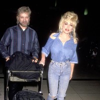 Periode 90-an menandai pula era Dolly dengan denim-on-denim yang kemudian terus menjadi tren. Namun, ia tetap memberi twist yang seksi pada penampilannya. (Foto: Ron Galella Collection via Getty/Ron Galella, Ltd.)