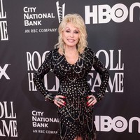 Dolly yang juga dikenal sebagai sosok filantropis di bidang literasi untuk anak-anak itu tidak pernah mengikuti tren, tapi justru menciptakan dunia glamornya sendiri. Saya tidak pernah merasa diri saya fashionable. Saya akan memberitahumu tentang cara saya berbusana dan kenapa saya memilih gaya ini,” ujar Dolly kepada Vogue. (Foto: WireImage/Frazer Harrison)