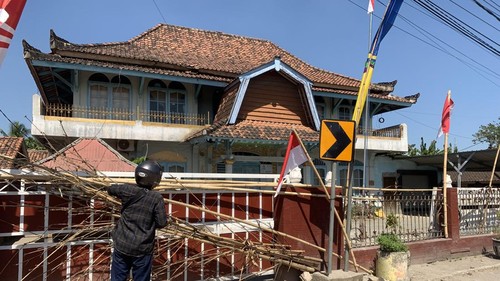 Kantor Desa Kebon Ayu, Kecamatan Gerung, Lombok Barat, disegel warga menggunakan bambu, Rabu (26/8/2026). (Foto: M. Zahiruddin/detikBali)