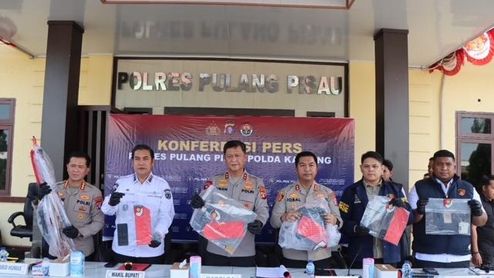 Kapolda Kalimantan Tengah, Irjen Pol Iwan Kurniawan menyampaikan pengungkapan kasus aksi pembakaran 12 titik saat rilis di Mapolres Pulang Pisau, Rabu (26/8/2026). (Humas Polda)