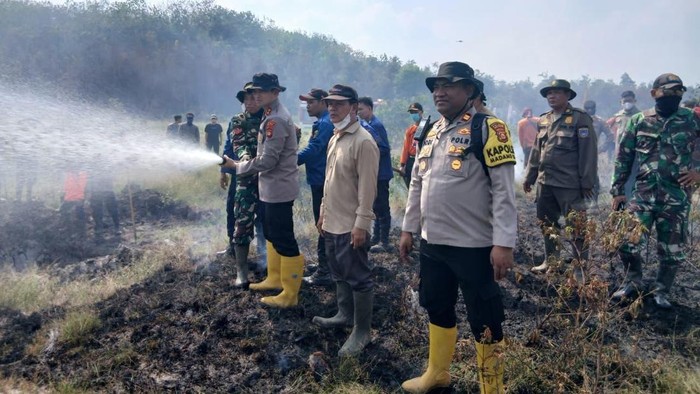 Kapolres OKU Timur Polda Sumsel AKBP Lalu Hedwin Hanggara bersama jajaran Forkopimda dan instansi lintas sektoral terus bersinergi menangani karhutla.