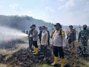 Aksi Kapolres OKU Timur Berjibaku Bareng Forkopimda Padamkan Api di Lahan Gambut