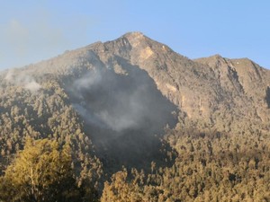 Asap Masih Mengepul di Gunung Arjuno, Water Bombing Dilanjutkan