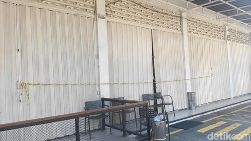 Garis polisi terpasang di depan gerai minimarket di Banjar Tampak Kerep, Desa Buduk, Badung, Rabu (26/8/2026).