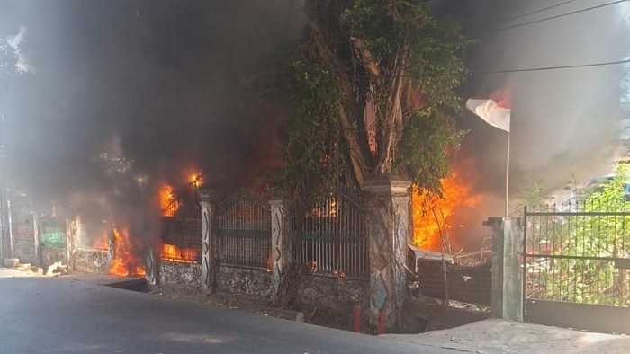 Kebakaran bus terjadi di depan SMAN 5 Makassar.