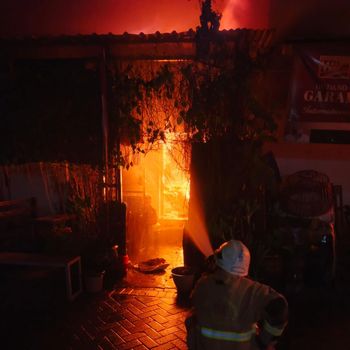 Kebakaran rumah petak di Surabaya Rumah 4 petak di Jalan Waringin No. 4, Kelurahan Sawunggaling, Kecamatan Wonokromo, Surabaya ludes terbakar dini hari