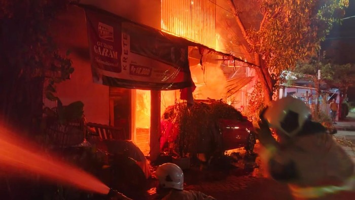 Rumah 4 petak di Jalan Waringin No. 4, Kelurahan Sawunggaling, Kecamatan Wonokromo, Surabaya ludes terbakar dini hari