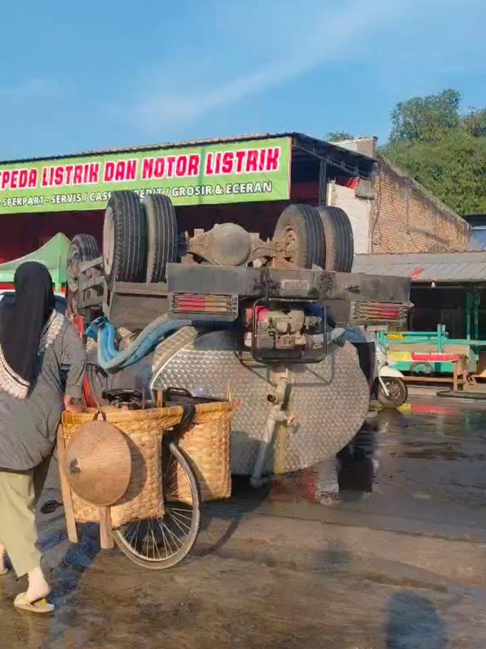 Penampakan truk tangki suplai milik Damkar Grobogan yang terguling di Jalan Blora-Purwodadi, Wirosari, Grobogan, Rabu (26/8/2026).