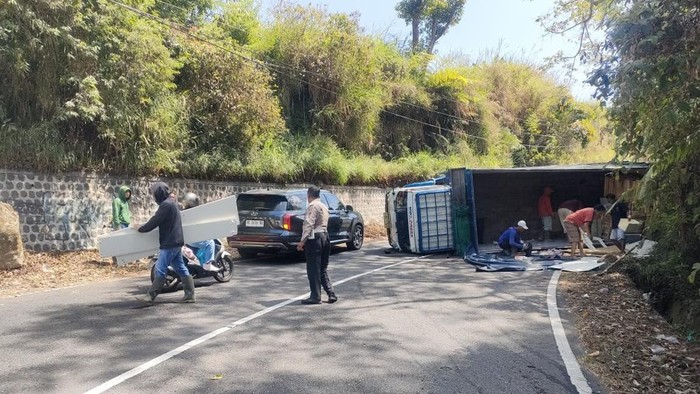 Kecelakaan truk angkut buah di jalur Sarangan