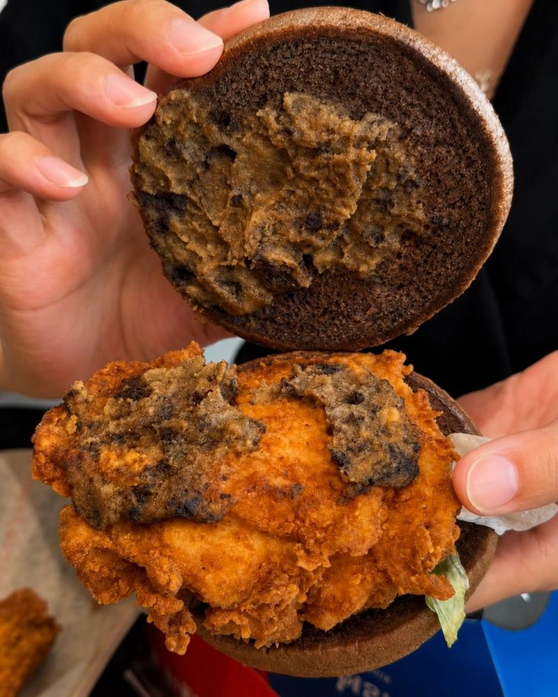 KFC Bikin Burger Oreo, Ada Ayam Goreng hingga Remahan Biskuit! KFC Bikin Burger Oreo, Ada Ayam Goreng hingga Remahan Biskuit!