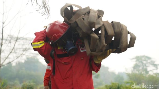 Kisah Budiono, Kepala Regu 1 Manggala Agni Daops Kalimantan VIII Pontianak, rela tinggalkan keluarga demi padamkan karhutla. (Ocsya Ade CP) Kisah Budiono, Kepala Regu 1 Manggala Agni Daops Kalimantan VIII Pontianak, rela tinggalkan keluarga demi padamkan karhutla. (Ocsya Ade CP)