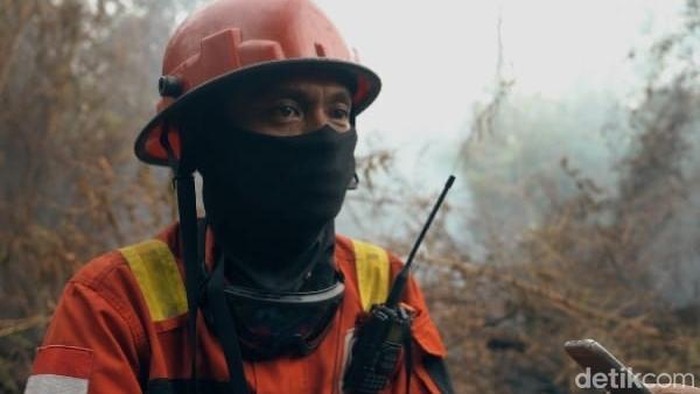 Kisah Budiono, Kepala Regu 1 Manggala Agni Daops Kalimantan VIII Pontianak, rela tinggalkan keluarga demi padamkan karhutla. (Ocsya Ade CP)