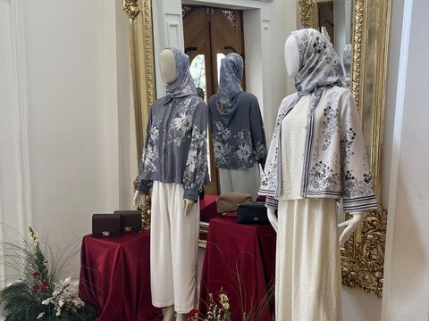 Koleksi bertajuk Pesona dari brand hijab dan busana, Klamby mengangkat keindahan budaya Melayu dan Songket Palembang, menghadirkan gaya busana feminin yang relevan bagi lintas generasi (24/8/2026) di Le Nusa, Jakarta Selatan.