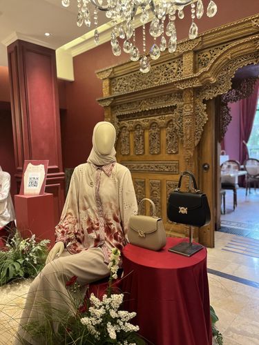Koleksi bertajuk Pesona dari brand hijab dan busana, Klamby mengangkat keindahan budaya Melayu dan Songket Palembang, menghadirkan gaya busana feminin yang relevan bagi lintas generasi (24/8/2026) di Le Nusa, Jakarta Selatan.