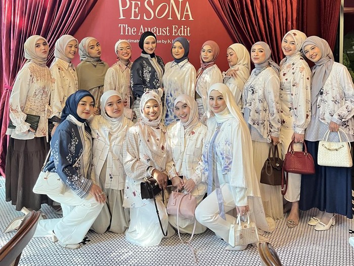 Koleksi bertajuk Pesona dari brand hijab dan busana, Klamby mengangkat keindahan budaya Melayu dan Songket Palembang, menghadirkan gaya busana feminin yang relevan bagi lintas generasi (24/8/2026) di Le Nusa, Jakarta Selatan.