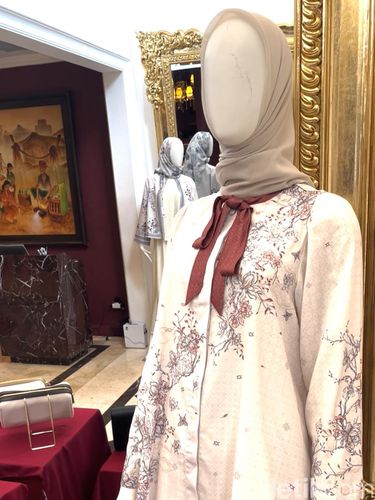 Koleksi bertajuk Pesona dari brand hijab dan busana, Klamby mengangkat keindahan budaya Melayu dan Songket Palembang, menghadirkan gaya busana feminin yang relevan bagi lintas generasi (24/8/2026) di Le Nusa, Jakarta Selatan.