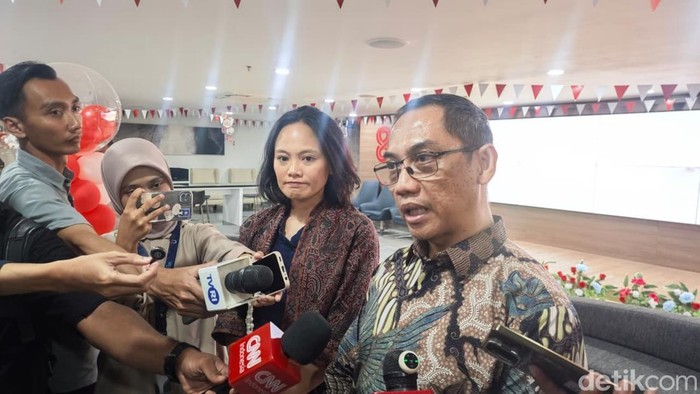 Kepala Kebijakan Publik WhatsApp dan Messenger Asia Pasifik, Meta, Esther Samboh dan Dirjen Pengawasan Ruang Digital Komdigi, Alexander Sabar.