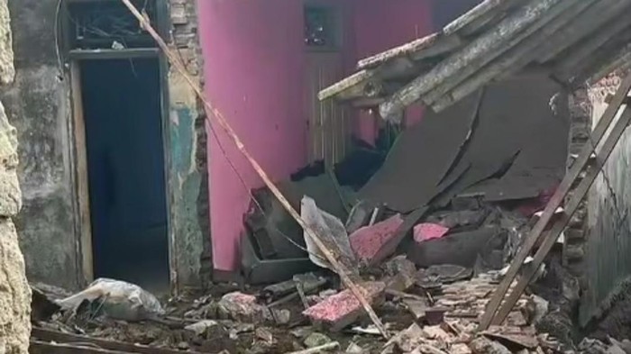 Ledakan diduga berasal dari bom ikan merusakan rumah di Kampung Cisarua, Desa Citereup, Kecamatan Panimbang, Kabupaten Pandeglang, Rabu (26/8/2026).