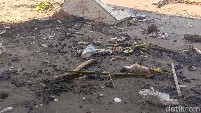 Limbah ceceran diduga oil spill di Pantai Cemarajaya, Kabupaten Karawang