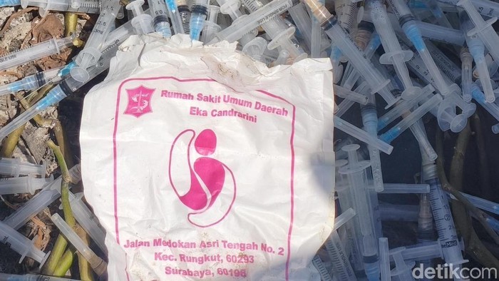 Limbah suntik bekas dibuang di selokan Sidoarjo