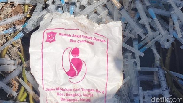 Limbah suntik bekas dibuang di selokan Sidoarjo Limbah suntik bekas dibuang di selokan Sidoarjo