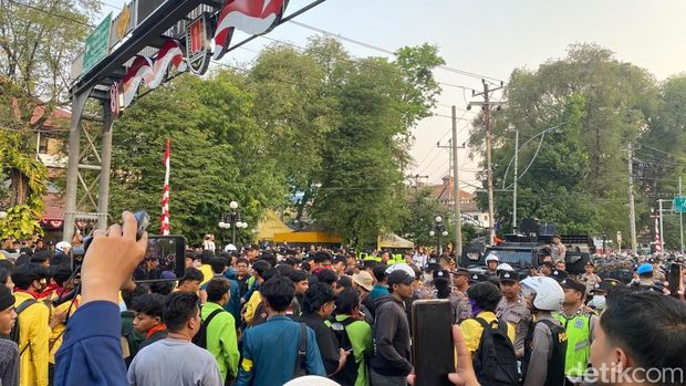 Massa Mahasiswa Demo di Jalan Pemuda Semarang Massa mahasiswa gelar aksi di Jalan Pemuda Semarang