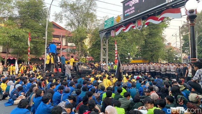 Massa mahasiswa gelar aksi di Jalan Pemuda Semarang