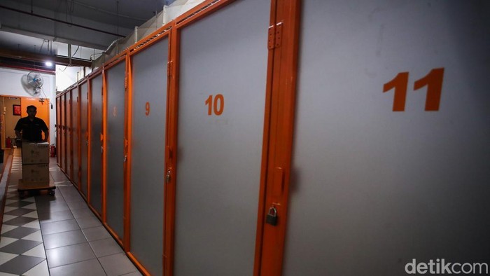 Seorang penghuni bersiap menyimpan barang di gudang penyimpanan City Storage Indonesia di Kembangan, Jakarta, Rabu (26/8/2026).