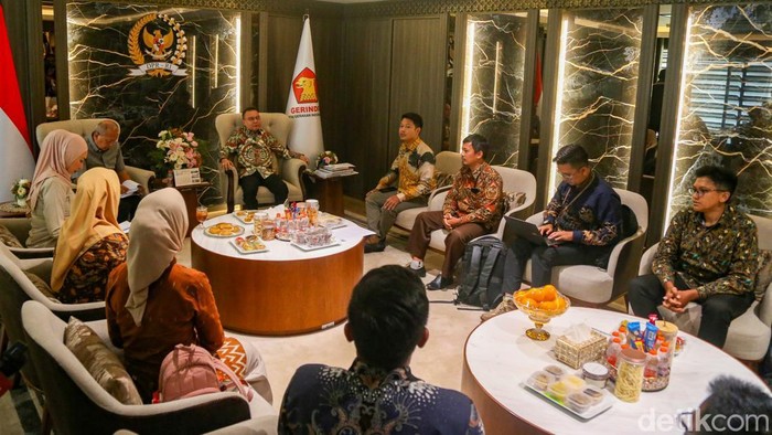 Wakil Ketua DPR Sufmi Dasco Ahmad, Saan Mustopa, dan Sari Yuliati menerima audiensi FAGRI di Kompleks Parlemen, Jakarta, Rabu (26/8/2026). Mereka mengadukan soal penuntasan status guru non-ASN khususnya di 2027.