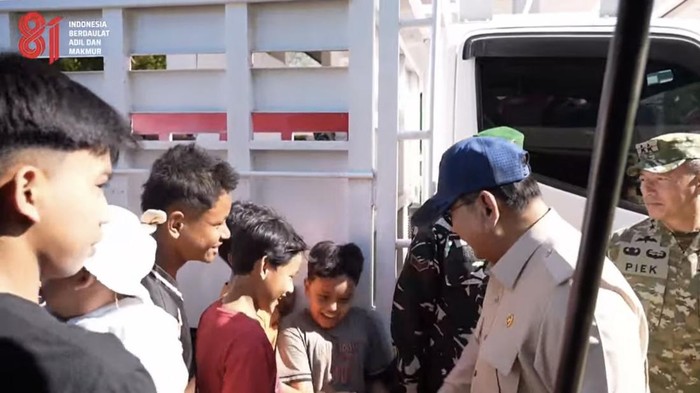 Momen canda terjadi pada saat Prabowo Subianto mengobrol dengan sejumlah anak di posko pengungsian korban gempa M 7,7  NTT. Sejumlah anak meniru joget Oke Gas khas Prabowo.