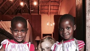 Begitu penuh semangat hidup, musik, dan pendirian. Aku tak percaya kalian sudah 14 tahun!!! Kalian hidup di dunia ajaib yang hanya bisa dihuni oleh anak kembar, tulisnya. Foto: Madonna/ Instagram