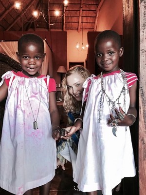 Momen Langka Madonna Pamer Foto Si Kembar Putri Adopsi