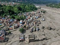 Video Dramatis Orang Berlarian Dari Banjir Bandang di Nepal