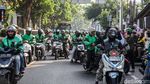 Ojol Mangkal di Badan Jalan, Lalu Lintas Stasiun Palmerah Tersendat
