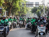Ojol Mangkal di Badan Jalan, Lalu Lintas Stasiun Palmerah Tersendat