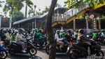 Ojol Mangkal di Badan Jalan, Lalu Lintas Stasiun Palmerah Tersendat