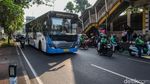 Ojol Mangkal di Badan Jalan, Lalu Lintas Stasiun Palmerah Tersendat