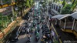 Ojol Mangkal di Badan Jalan, Lalu Lintas Stasiun Palmerah Tersendat