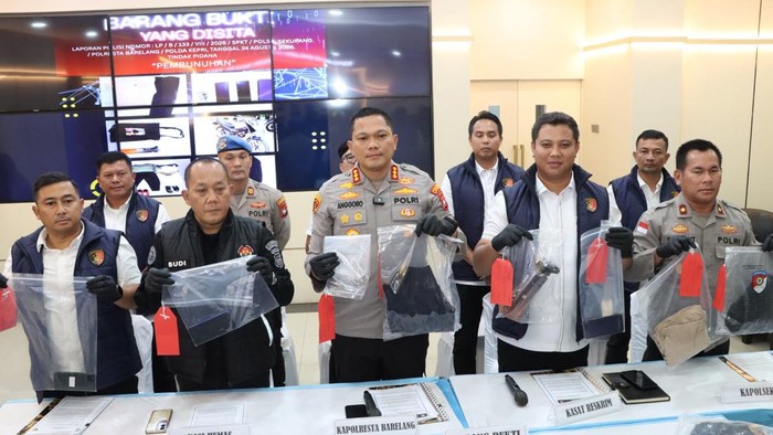 Polisi menggelar konferensi pers kasus pembunuhan perempuan berinisial S (51) yang ditemukan tewas di Hutan Mentarau, Batam.