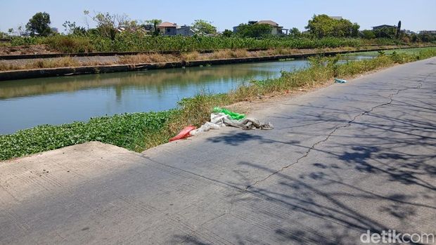 Patahan di Jalan Inspeksi Kanal Tamangapa Utara Makassar. Patahan di Jalan Inspeksi Kanal Tamangapa Utara Makassar.