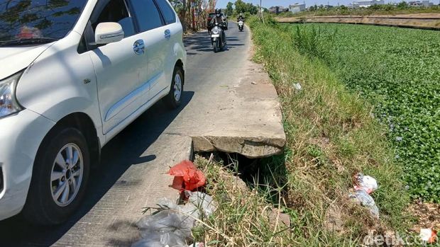 Patahan di Jalan Inspeksi Kanal Tamangapa Utara Makassar. Patahan di Jalan Inspeksi Kanal Tamangapa Utara Makassar.