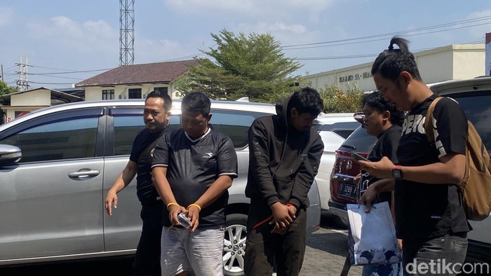 Kedua terduga pelaku penganiayaan dan pemerasan digelandang pihak kepolisian ke gedung Resmob Polrestabes Semarang, Kecamatan Semarang Selatan, Kota Ssmarang, Rabu (26/8/2026).
