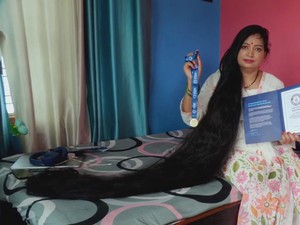 Punya Rambut Panjang 2,7 Meter, Wanita India Ini Raih Guinness World Record