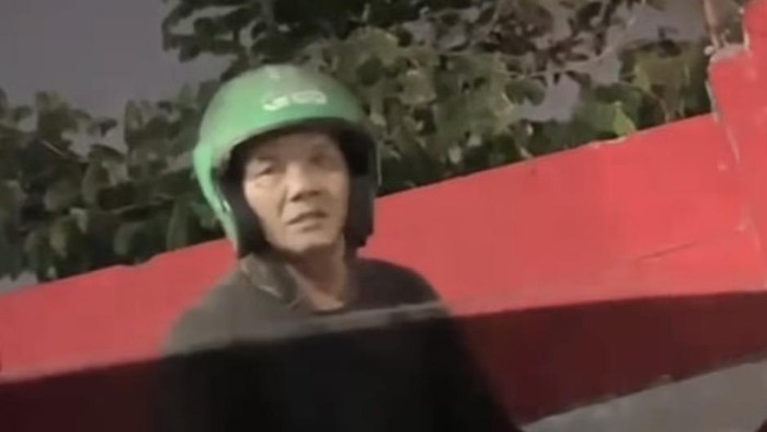 ScreenshotPemotor di Depok cekcok dengan pemobil, ngaku bawa sajam (dok. screenshot)