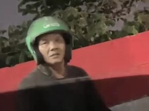 Video Viral Pemotor di Depok Ngamuk ke Pemobil, Mengaku Bawa Sajam